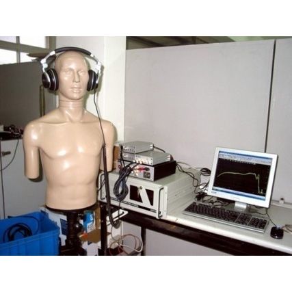 محلل الصوت KEMAR MANIKIN، سيتم إجراء فحص لكل طلب من الميكروفونات وسماعات الرأس من خلال المحلل قبل الشحن.